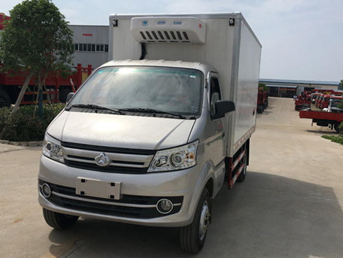 長(zhǎng)安跨越王后雙輪 3.35米冷藏車(chē)