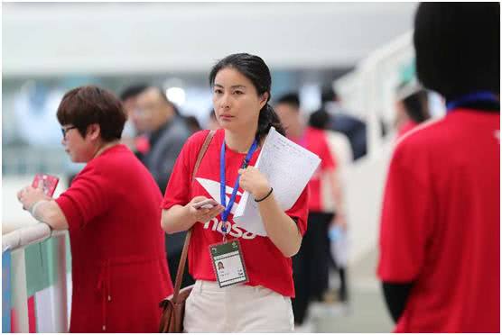 郭晶晶現身水立方跳水賽 好視力見證王者榮耀