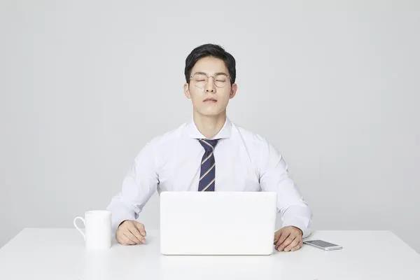 秋季眼睛干澀難受，這個護(hù)眼習(xí)慣讓眼睛水潤起來