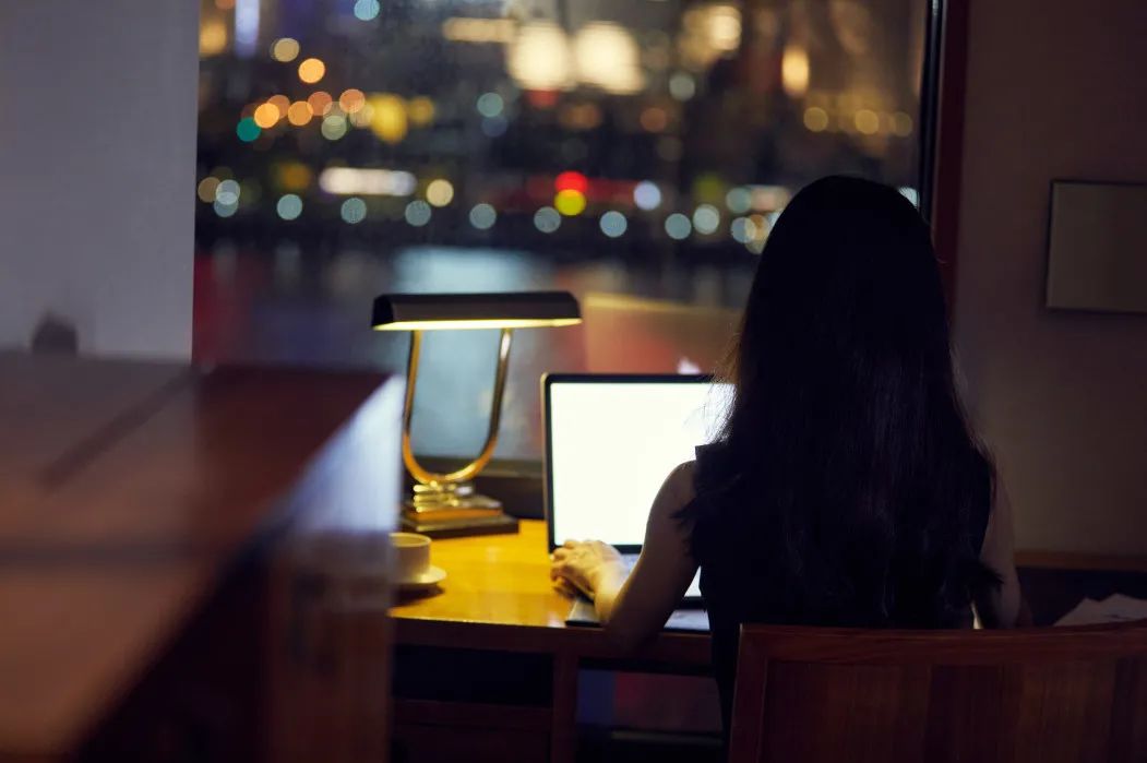 警惕！長(zhǎng)期熬夜玩手機(jī)危害這么大！