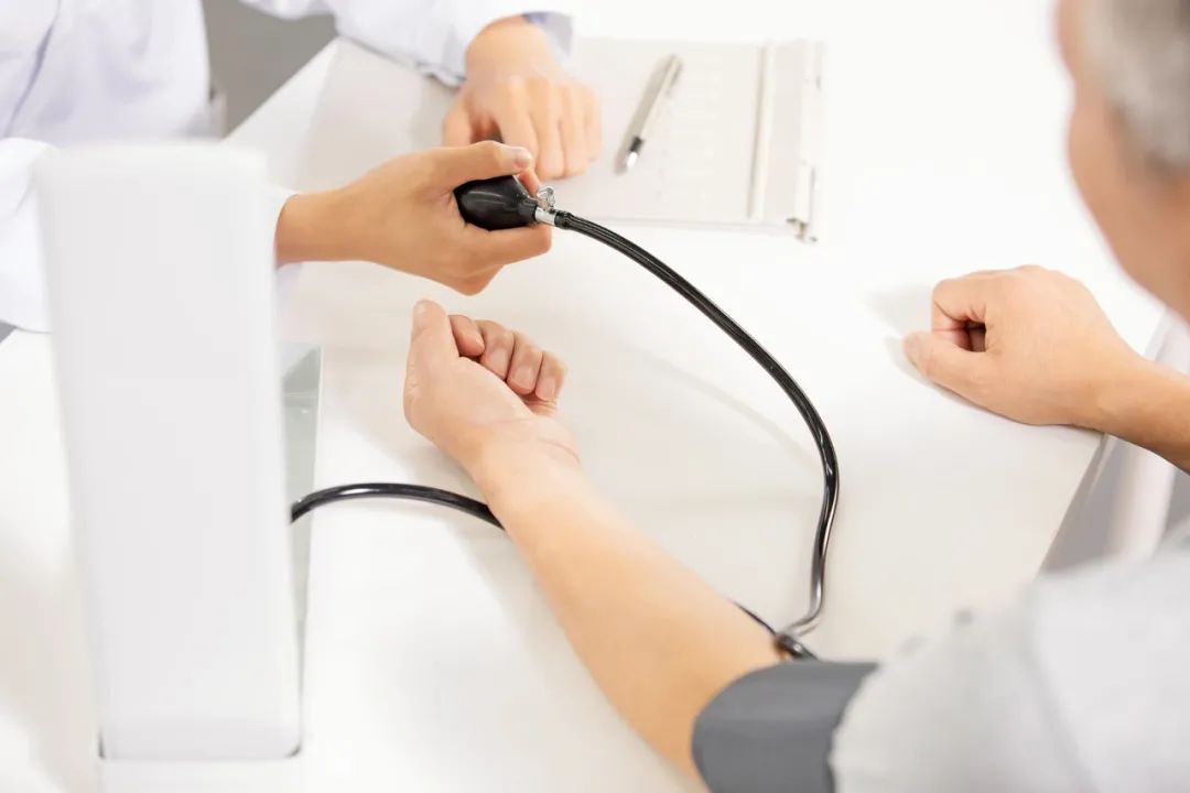 眼睛出現(xiàn)這3種癥狀，警惕高血壓來襲